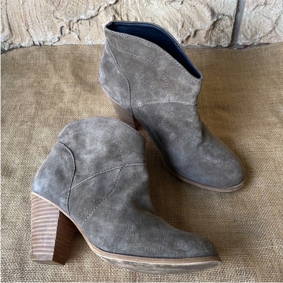 Sole Society Alba Style khaki Gray Boots Ankle
Size 7 1/2 - Picture 3 of 12